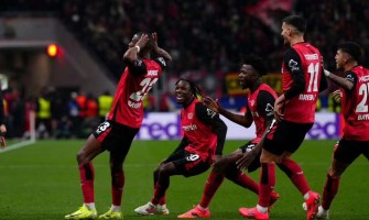 EspañolLa bandera de la victoria siempre puede inclinarse hacia la izquierda o hacia la derecha hasta que suene el pitido final EspañolLa bandera de la victoria siempre puede inclinarse hacia la izquierda o hacia la derecha hasta que suene el pitido final