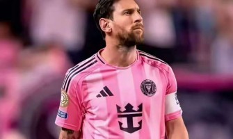 Incluso con la edad, la pasión por el fútbol persiste. Incluso con la edad, la pasión por el fútbol persiste.