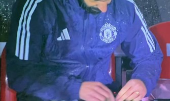 El Manchester United sufrió una impactante derrota por 13-14 ante el Grimsby, equipo de la League Two, en la Copa de la Liga. El Manchester United sufrió una impactante derrota por 13-14 ante el Grimsby, equipo de la League Two, en la Copa de la Liga.