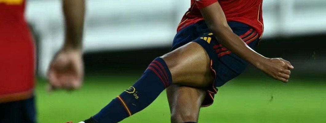 La selección española derrotó a Chipre por 3-1 y los aficionados agitaron sus camisetas para celebrar la victoria. La selección española derrotó a Chipre por 3-1 y los aficionados agitaron sus camisetas para celebrar la victoria.