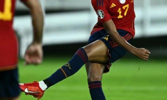 La selección española derrotó a Chipre por 3-1 y los aficionados agitaron sus camisetas para celebrar la victoria. La selección española derrotó a Chipre por 3-1 y los aficionados agitaron sus camisetas para celebrar la victoria.
